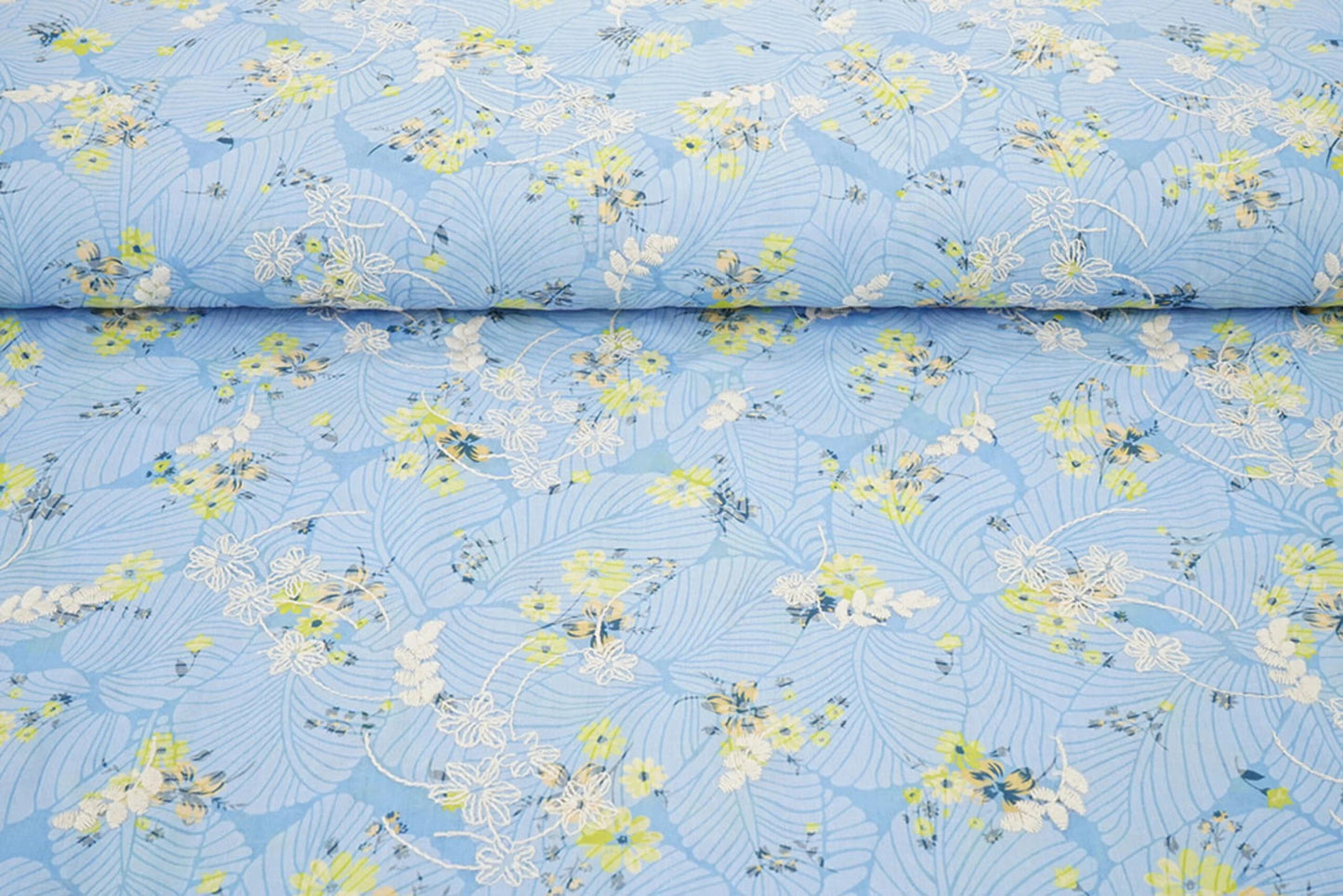 Image de tissu en coton brodé - fleurs jaunes sur fond bleu 115 g/m² – disponible chez Šarlotes audumi