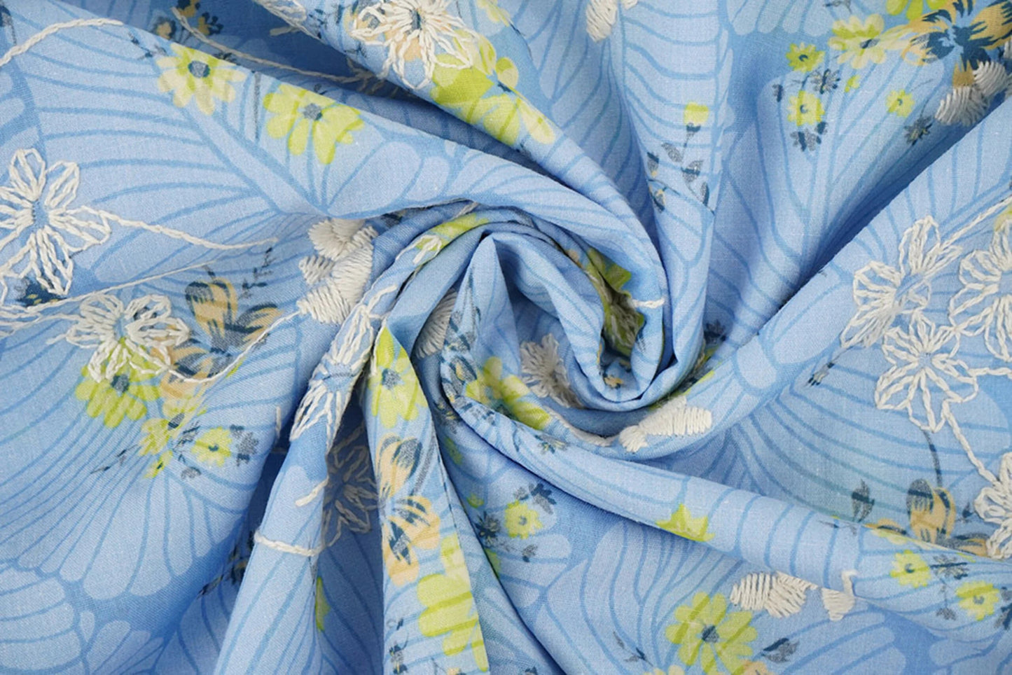 Image d’un tissu en coton brodé - fleurs jaunes sur fond bleu 115 g/m² – disponible chez Šarlotes audumi