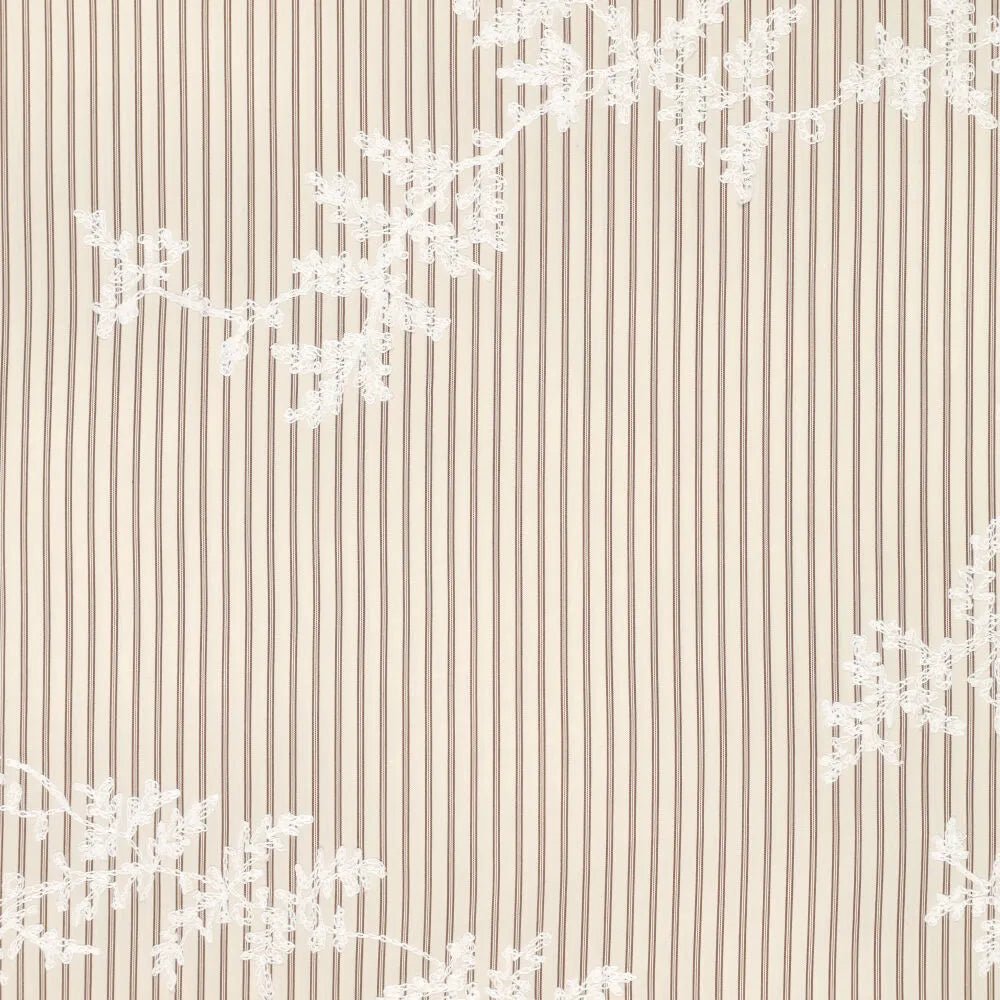 Tissu en coton brodé à rayures et fleurs blanches brodées – disponible en ligne chez Šarlotes audumi
