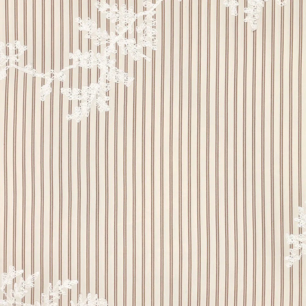 Tissu en coton brodé avec lignes et fleurs brodées blanches – disponible en ligne chez Šarlotes audumi