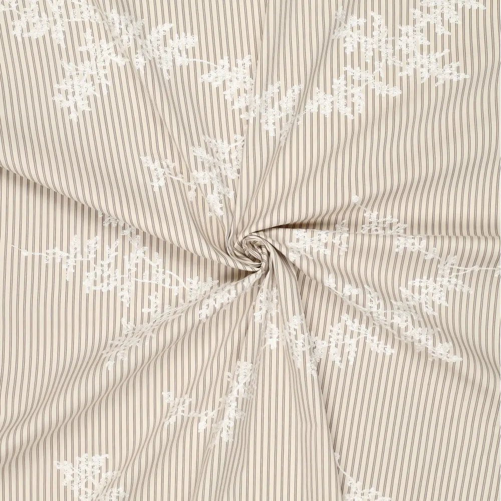 Image avec tissu en coton brodé à lignes et fleurs blanches brodées – disponible en ligne chez Šarlotes audumi