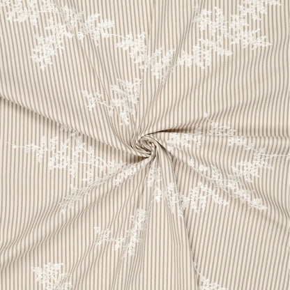 Image avec tissu en coton brodé à lignes et fleurs blanches brodées – disponible en ligne chez Šarlotes audumi