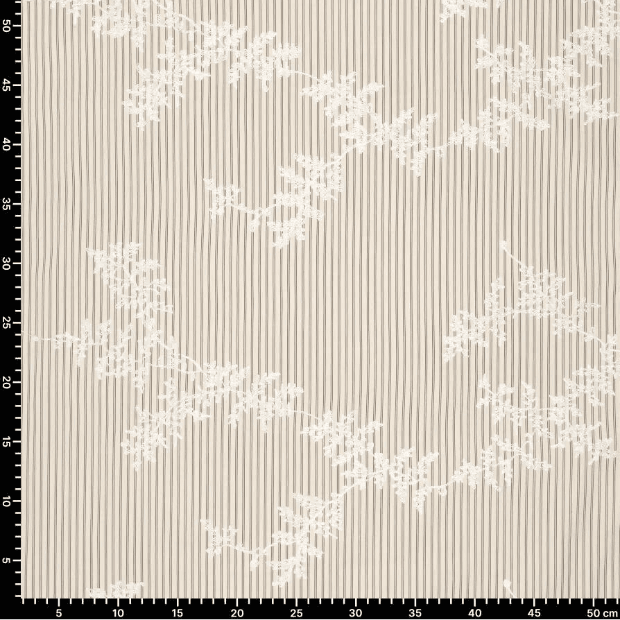 Image avec tissu en coton brodé à lignes et fleurs blanches brodées – disponible en ligne chez Šarlotes audumi
