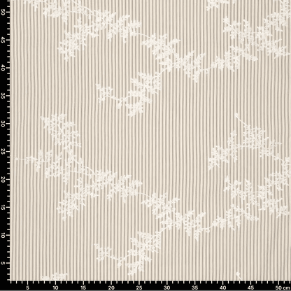 Image avec tissu en coton brodé à lignes et fleurs blanches brodées – disponible en ligne chez Šarlotes audumi