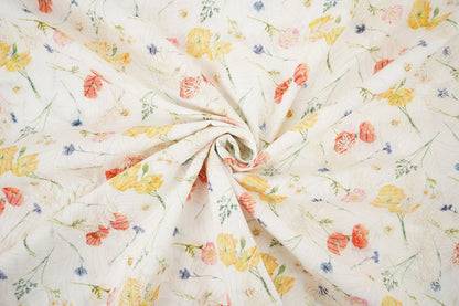 Image de tissu en coton brodé - fleurs d’été 115 g/m² – disponible chez Šarlotes audumi