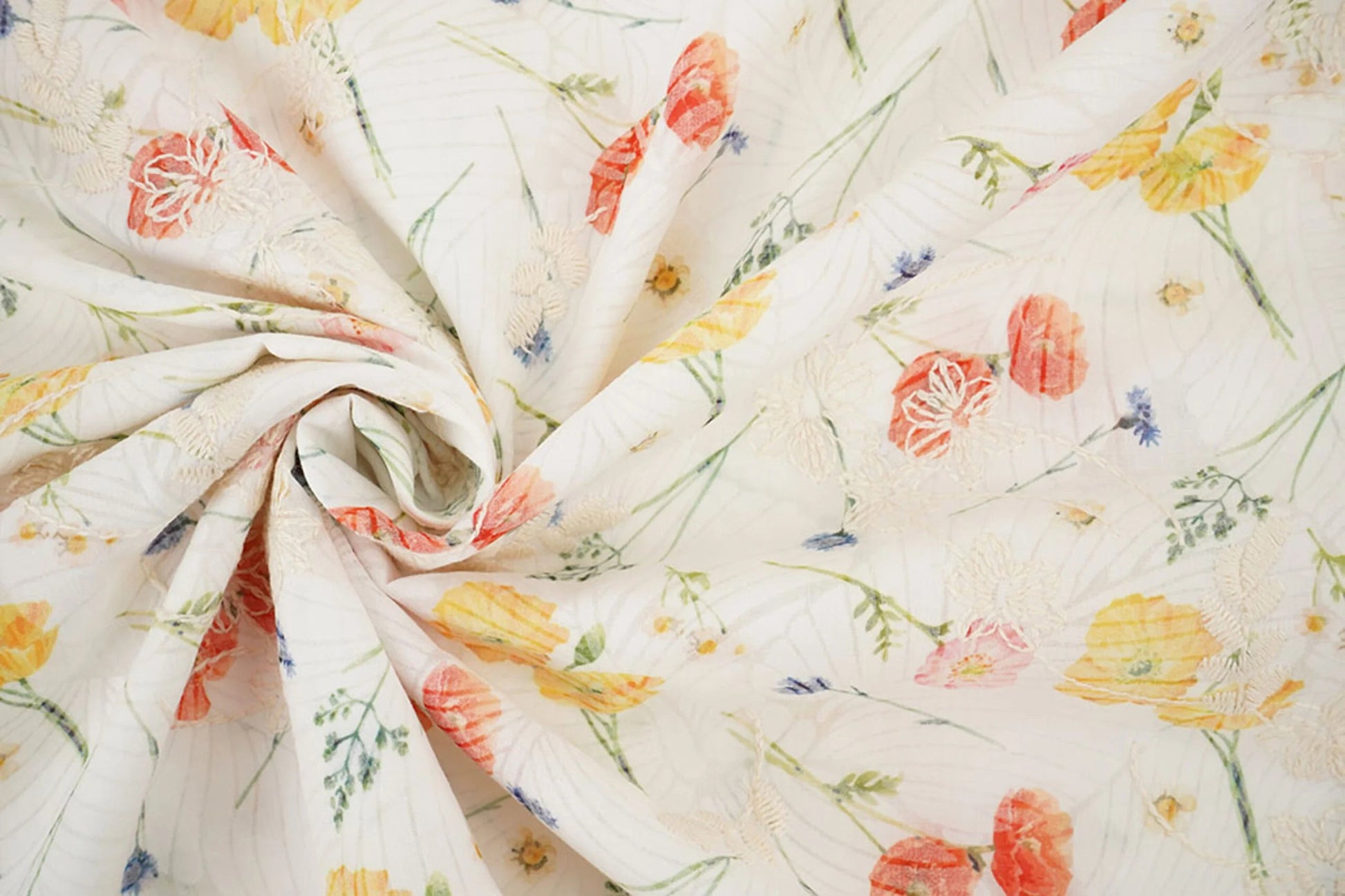 Image avec tissu en coton brodé - fleurs d'été 115 g/m² – disponible chez Šarlotes audumi