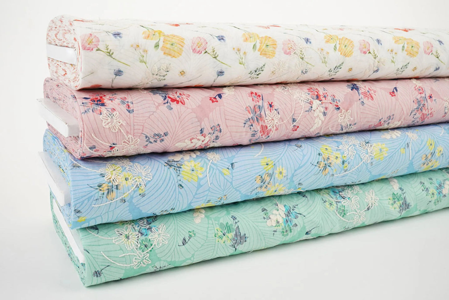 Image de tissu en coton brodé - fleurs d'été 115 g/m² – disponible chez Šarlotes audumi
