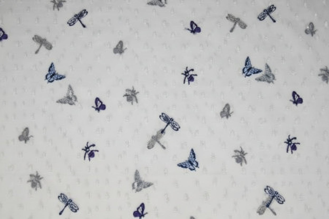 Image de tissu tulle brodé de papillons 100 g/m² – disponible chez Šarlotes audumi