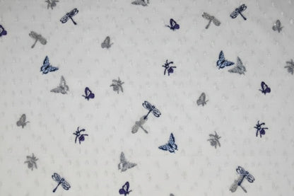Image de tissu tulle brodé de papillons 100 g/m² – disponible chez Šarlotes audumi