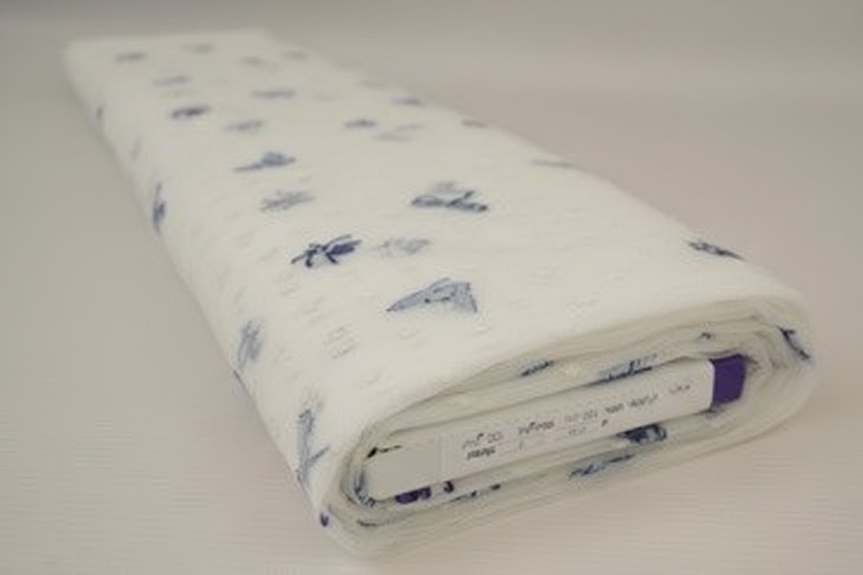 Image du tissu en tulle brodé à papillons 100 g/m² – disponible chez Šarlotes audumi