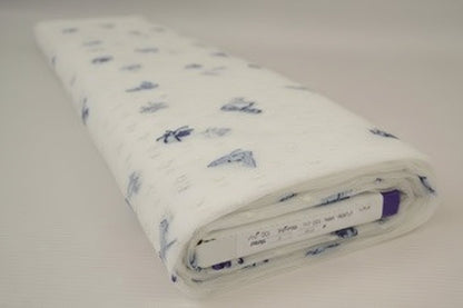Image du tissu en tulle brodé à papillons 100 g/m² – disponible chez Šarlotes audumi