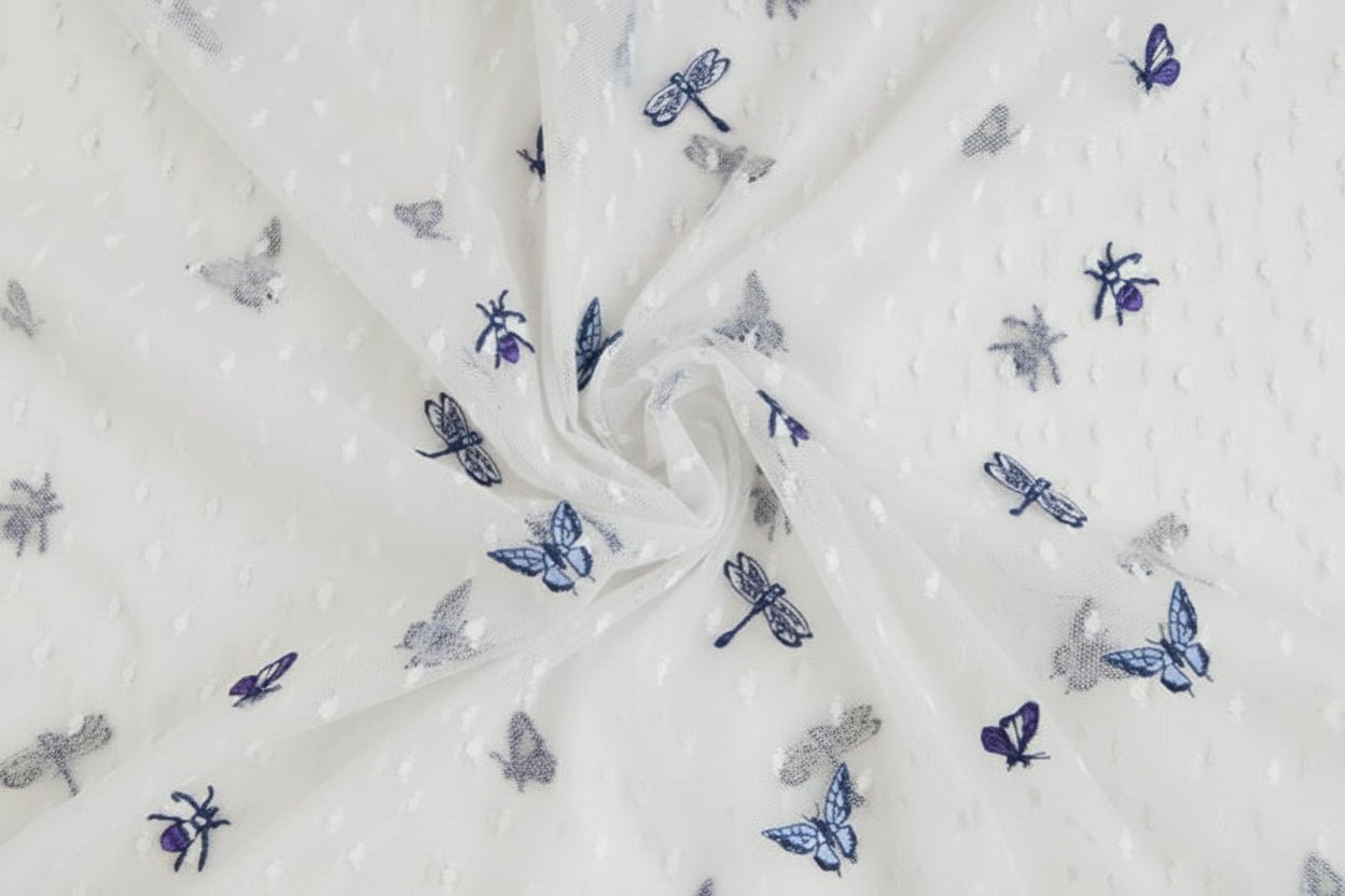 Tissu tulle brodé avec des papillons 100 g/m² – disponible chez Šarlotes audumi