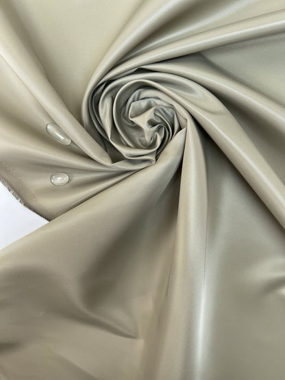Image de tissu sergé satiné japonais gris | 100 % polyamide | 200 g/m² | 125 cm – disponible chez Šarlotes audumi