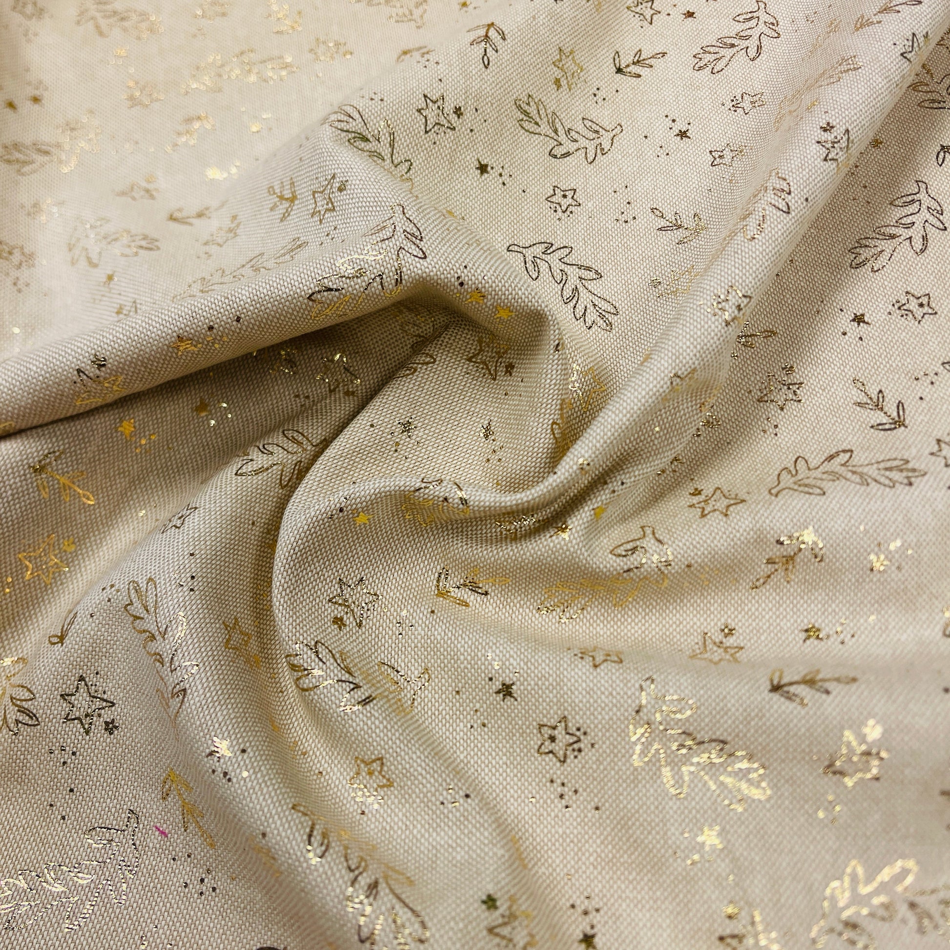 Image de toile canvas avec feuilles dorées sur fond clair, 175 g/m² – disponible chez Šarlotes audumi
