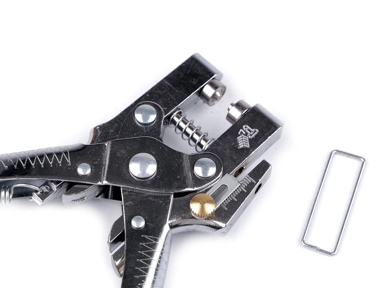 Image de pince à riveter avec œillets, anneaux Ø5 mm – disponible chez Šarlotes audumi