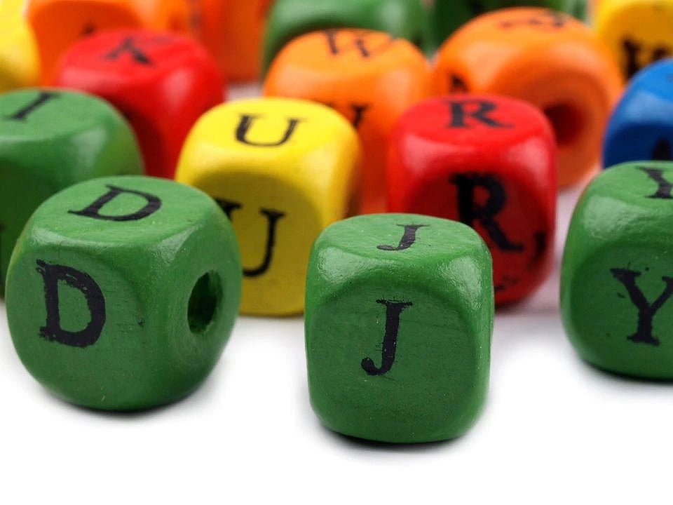 Image with wooden beads with letters, 10×10 mm|20 g. – available at Charlotte's Fabrics