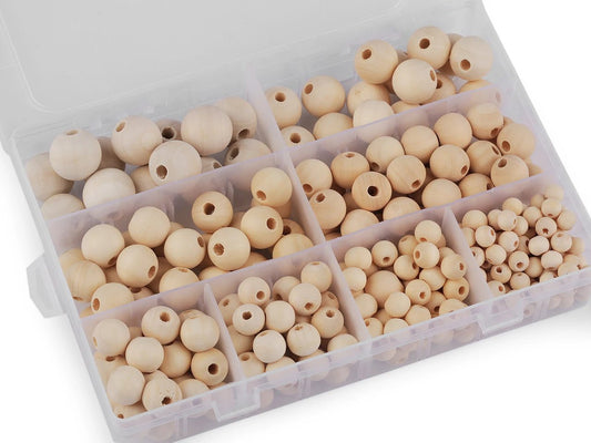 Image d’un coffret de perles en bois, disponible chez Šarlotes audumi