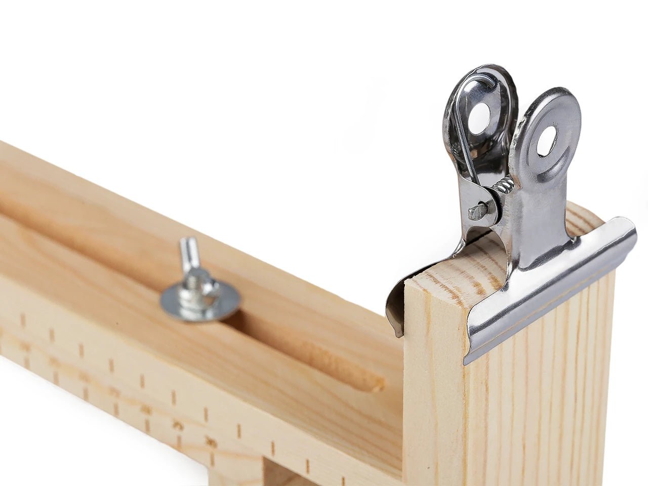 Attēls ar wooden loom for weaving bracelets – available Šarlotes audumi