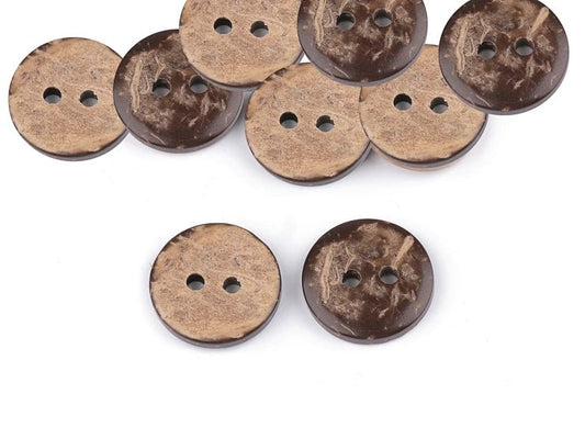 Image d’un bouton en noix de coco à deux trous 15 mm – disponible en ligne chez Tissus Charlotte