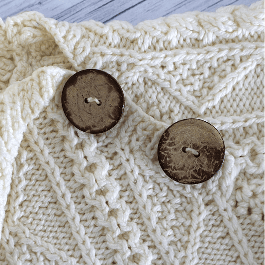 Image d’un bouton en coco à deux trous 15 mm – disponible en ligne chez Šarlotes audumi