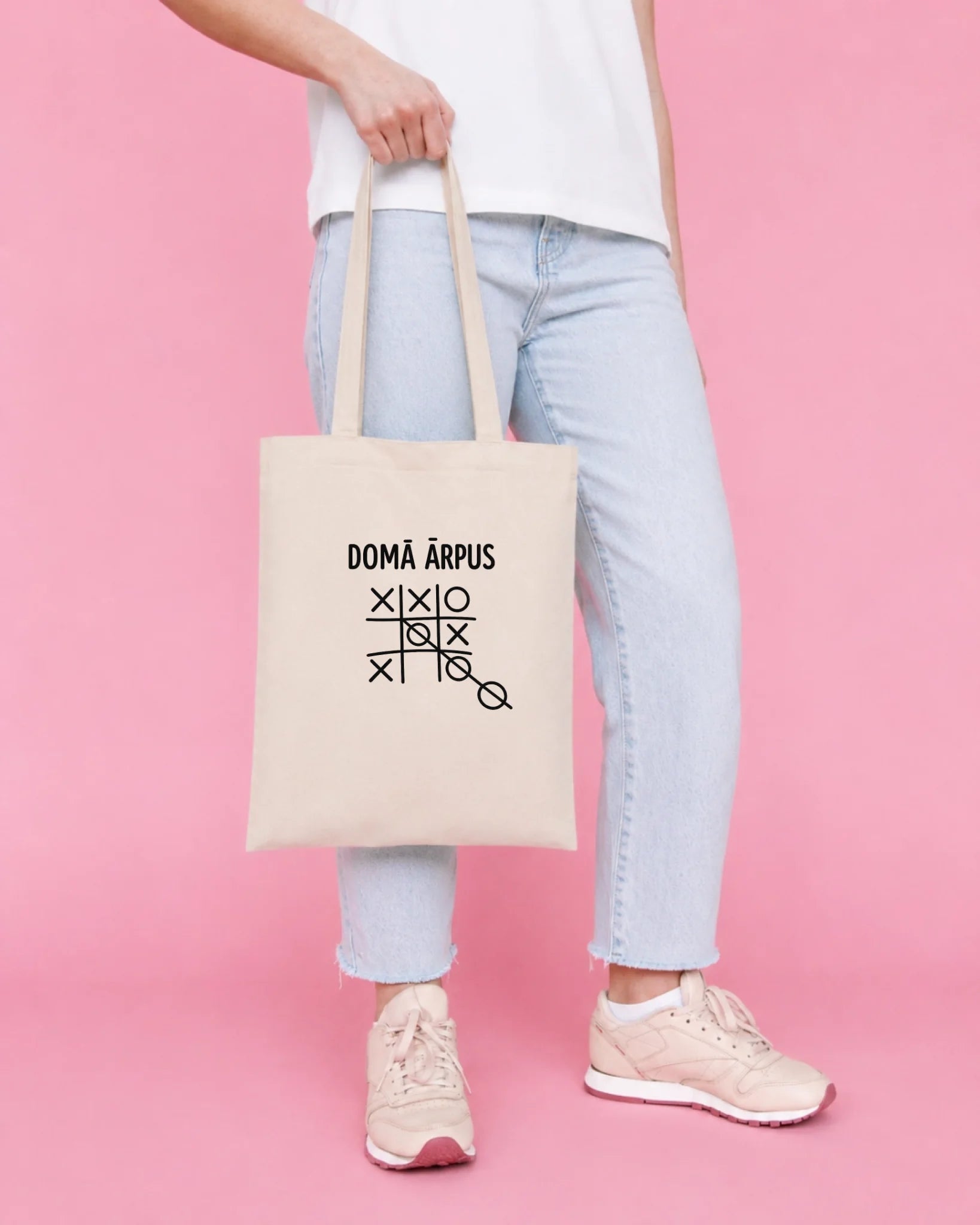 Image d’un sac en tissu de coton imprimé « Pensez hors des sentiers battus » – disponible en ligne chez Šarlotes audumi