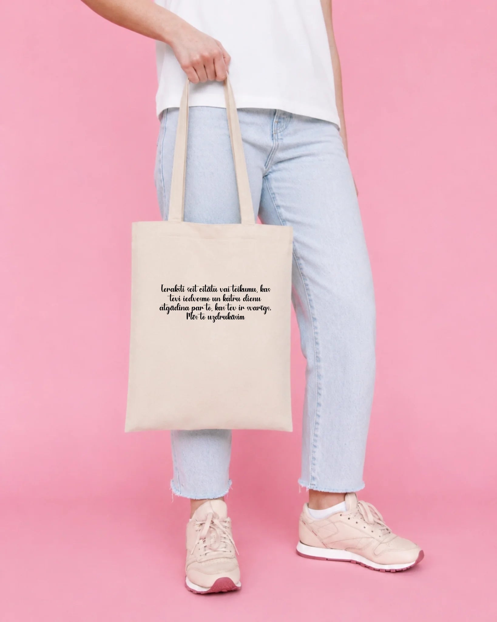 Image d’un sac en tissu en coton avec votre citation – disponible en ligne chez Šarlotes audumi