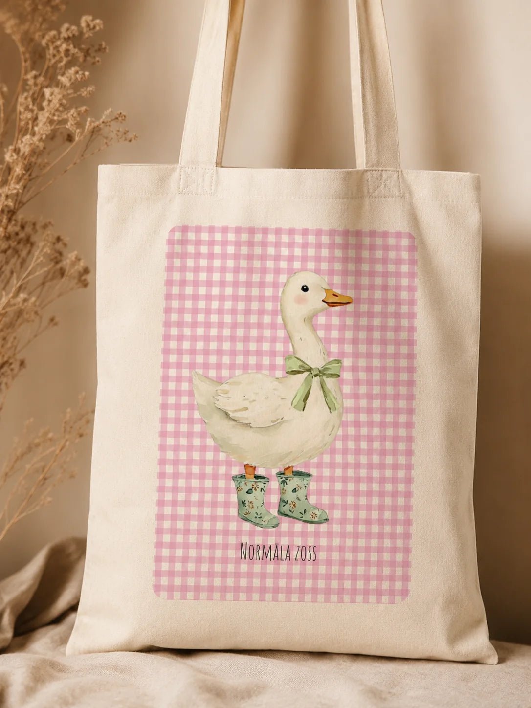 Image d’un sac en tissu en coton « Normāla zoss » – disponible en ligne chez Šarlotes audumi