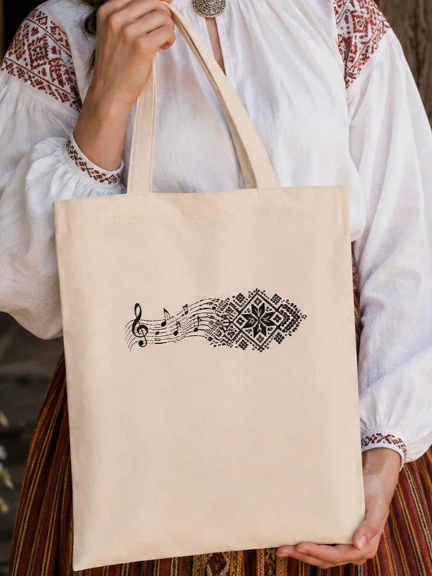 Image d’un sac en tissu en coton « design de notes et d’écriture lettone » – disponible en ligne chez Šarlotes audumi