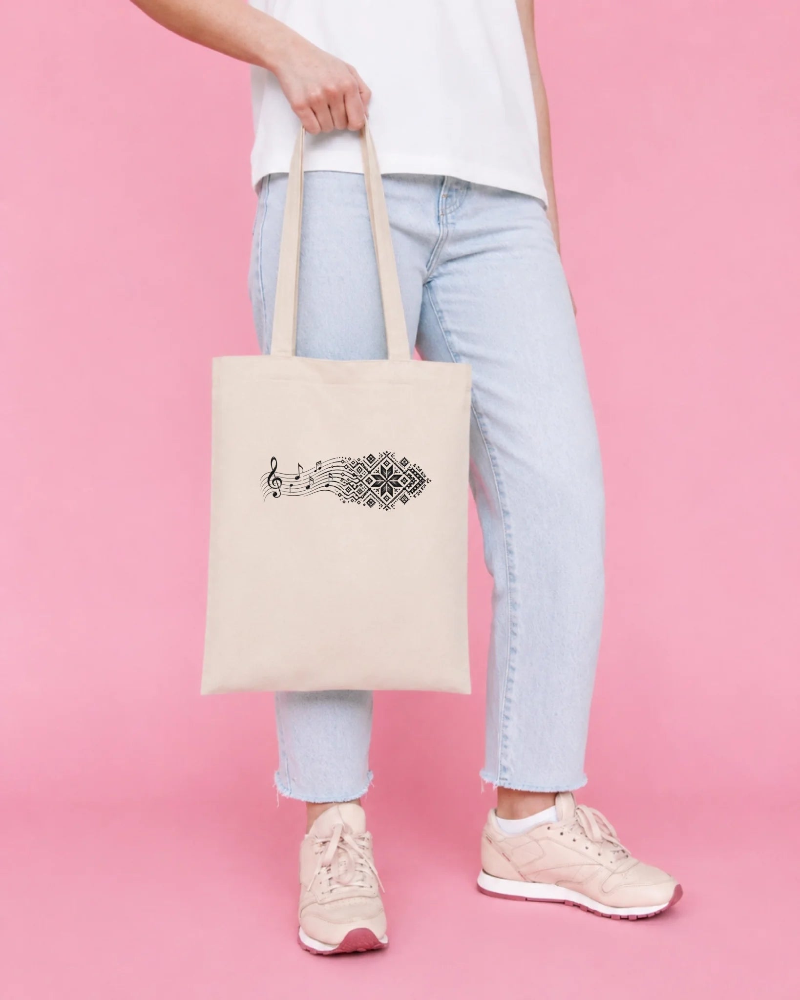 Image d’un sac en tissu de coton « motif de notes et lettrage letton » – disponible en ligne sur Šarlotes audumi