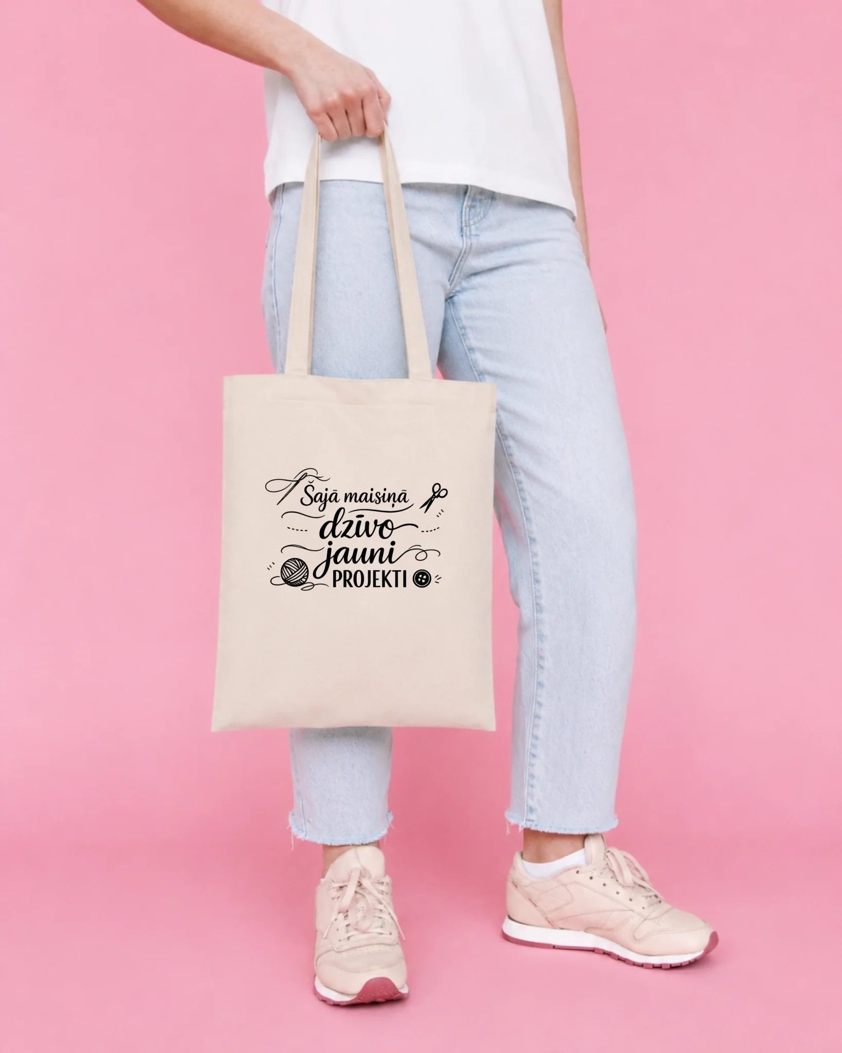 alt
Image d’un sac en tissu de coton « Dans ce sac naissent de nouveaux projets » – disponible en ligne chez Šarlotes audumi