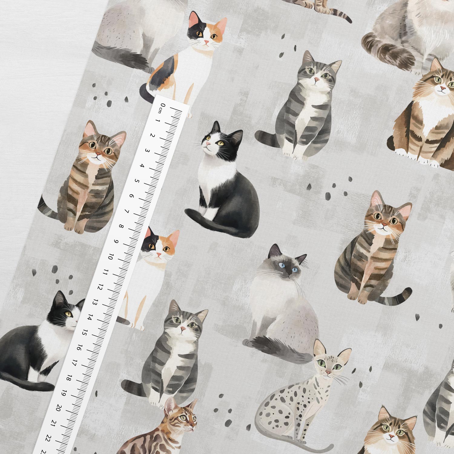 Image d’un chat en jersey bouclette en coton sur fond gris – disponible en ligne chez Tissus Charlotte