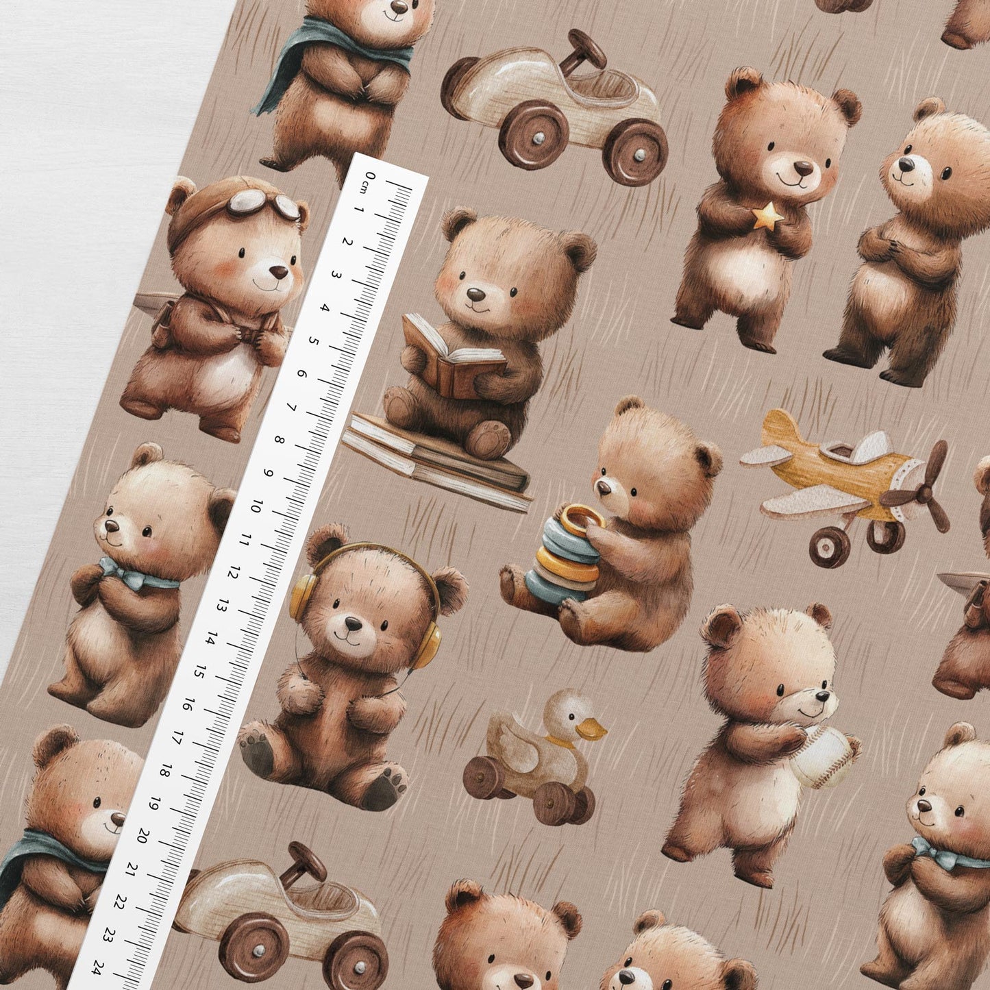 Image de jersey bouclette en coton – motif ours malicieux 250 g/m², disponible chez Šarlotes audumi