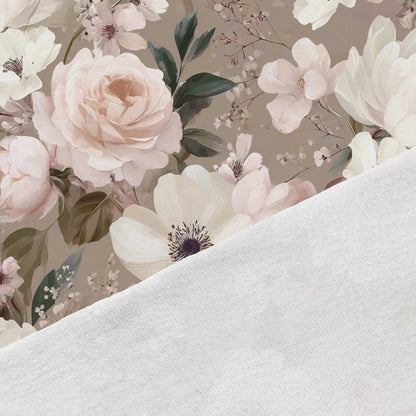 Image de tissu en coton en maille bouclette, fleurs romantiques sur fond brun – disponible en ligne chez Šarlotes audumi