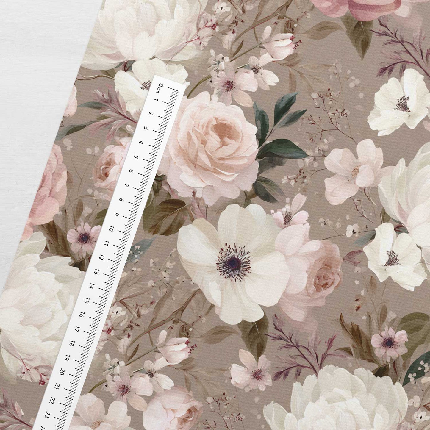 Image de tissu en maille bouclette en coton, fleurs romantiques sur fond brun – disponible en ligne chez Šarlotes audumi