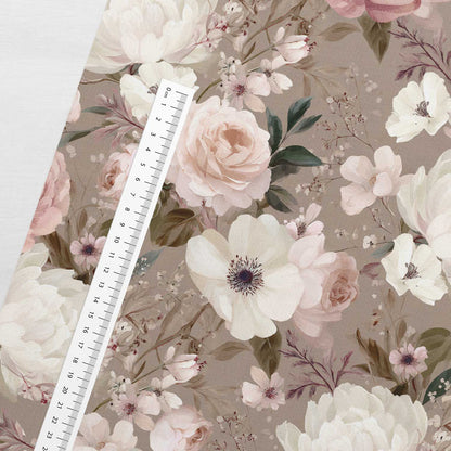 Image de tissu en maille bouclette en coton, fleurs romantiques sur fond brun – disponible en ligne chez Šarlotes audumi