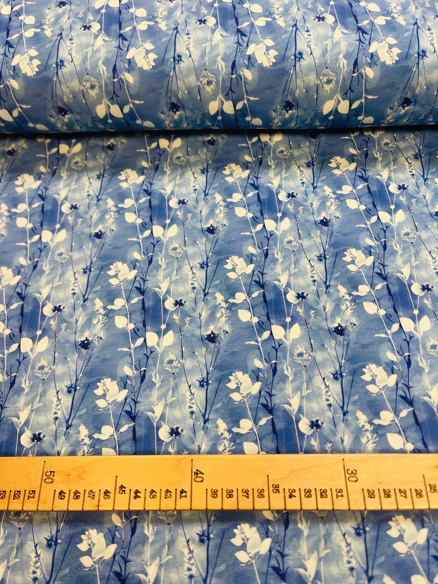 Image with cotton jersey - blue and white leaf pattern 245 g/m² – available at Charlotte's Fabrics