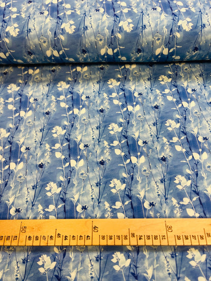 Image with cotton jersey - blue and white leaf pattern 245 g/m² – available at Charlotte's Fabrics