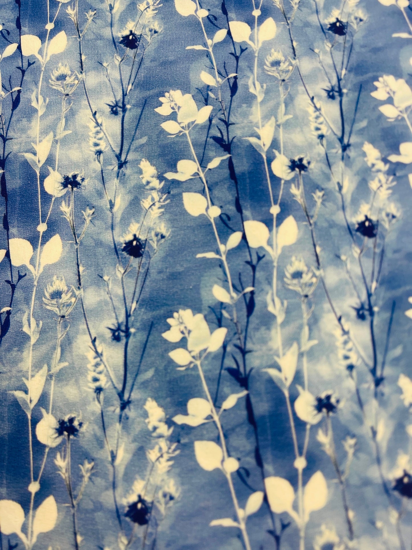 Image of cotton loopback knit fabric - blue and white leaf pattern 245 g/m² – available at Šarlotes audumi