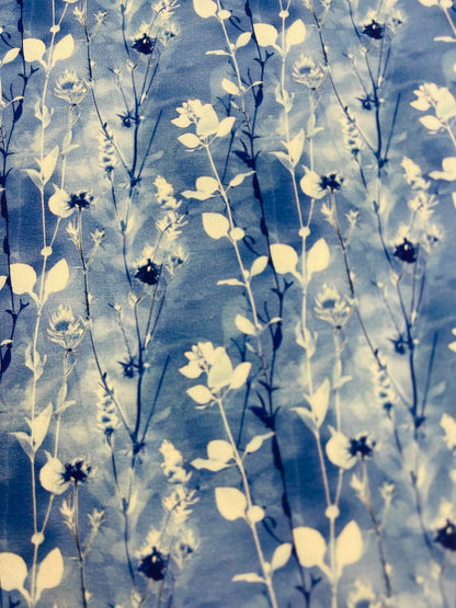 Image of cotton loopback knit fabric - blue and white leaf pattern 245 g/m² – available at Šarlotes audumi
