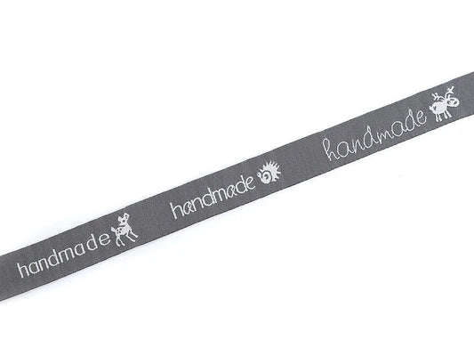 Image de ruban en coton avec inscription Hand made | 16 mm, 9 m – disponible chez Šarlotes audumi
