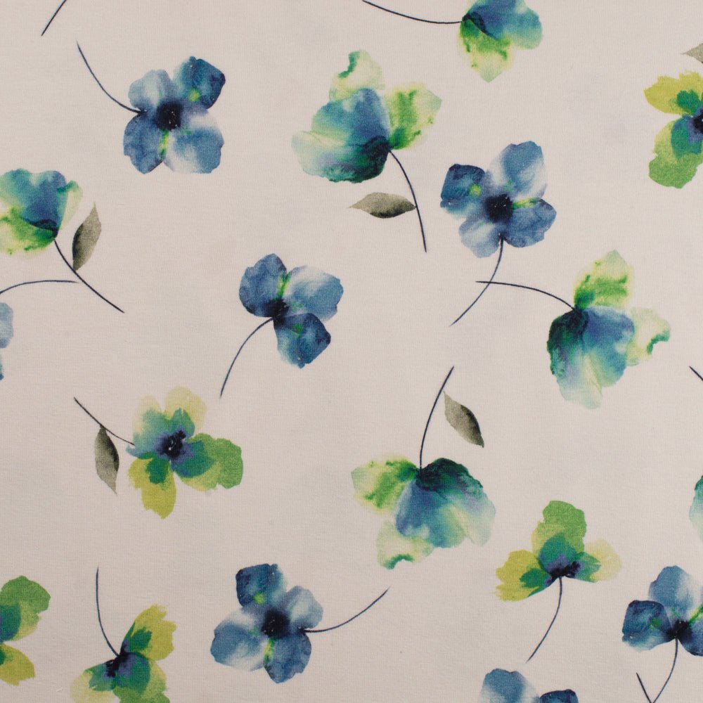 Image du jersey en coton à fleurs bleu ciel – disponible en ligne chez Šarlotes audumi