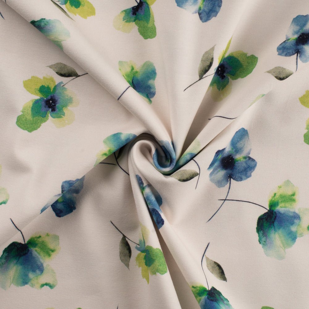 Image avec jersey de coton à fleurs bleu ciel – disponible en ligne chez Šarlotes audumi