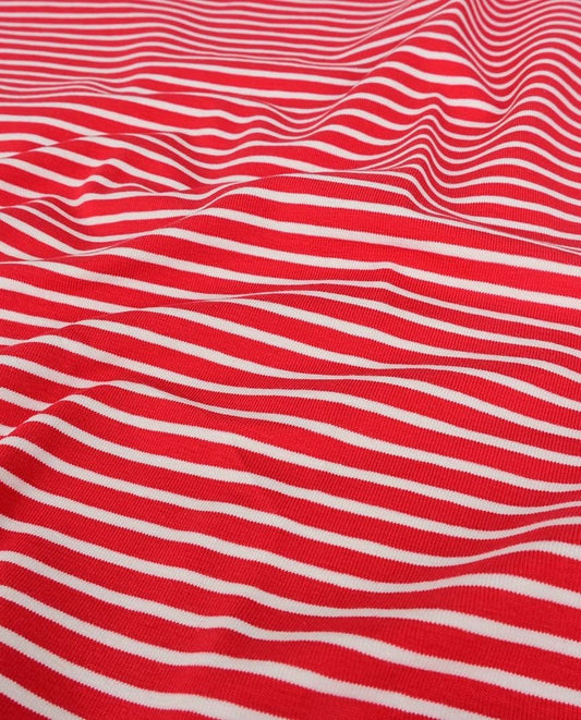 Image de jersey en coton à rayures rouges 220 g/m² – disponible chez Šarlotes audumi