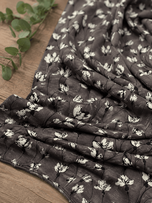 Image avec motif floral en tricot de coton sur fond brun grisâtre 210 g/m² – disponible en ligne chez Šarlotes audumi