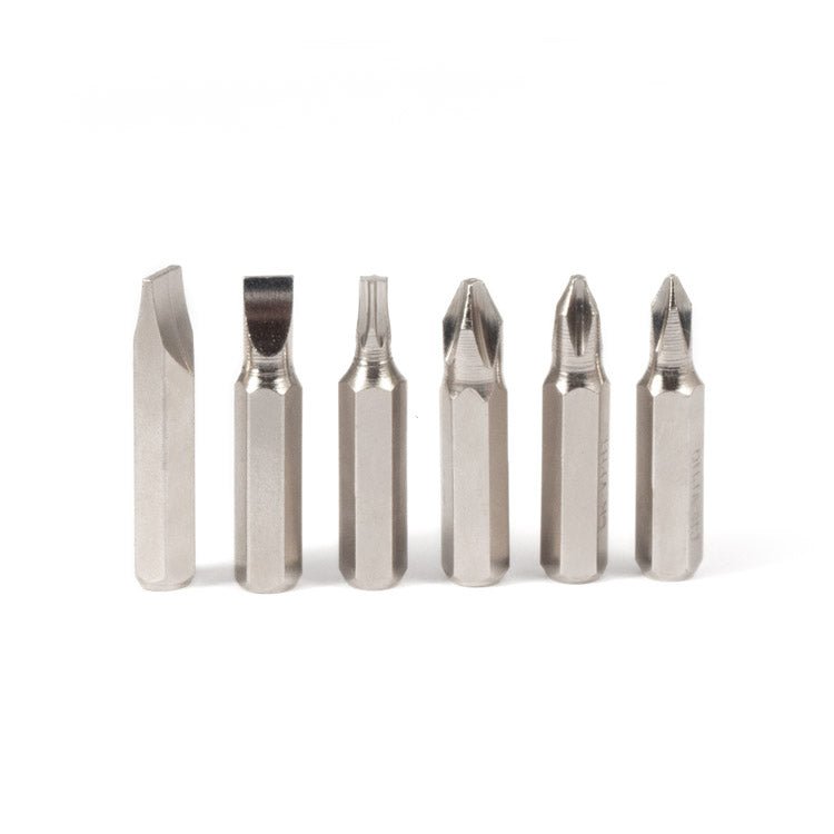 Image d’un tournevis compact pour machine à coudre avec 6 embouts interchangeables – disponible en ligne Šarlotes audumi