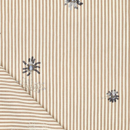 Attēls avec tissu de chemise avec élasthanne - beige rayé avec perles brodées 135 g/m² – disponible chez Šarlotes audumi