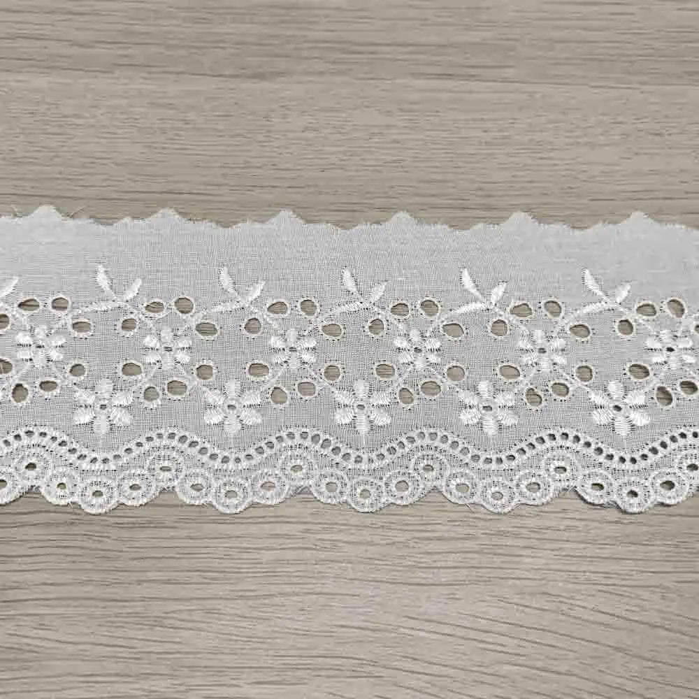 Bild eines cremefarbenen bestickten Spitzenbands mit Blumenmuster und Satin-Glanz – 70 mm – online erhältlich bei Šarlotes audumi