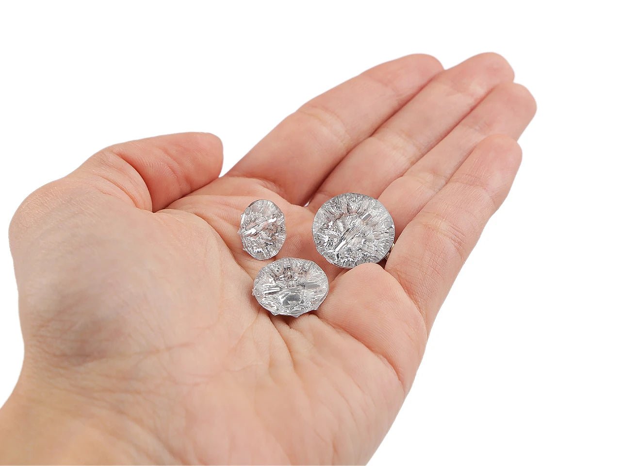 Image de boutons en cristal à queue (différentes tailles) – disponible chez Šarlotes audumi