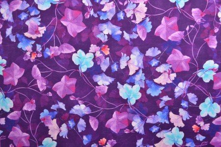 Image de lin et coton - feuilles sur fond violet 170 g/m² – disponible chez Šarlotes audumi