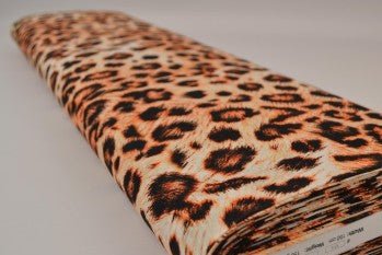 Image de lin avec coton à motif léopard 170 g/m² – disponible chez Šarlotes audumi